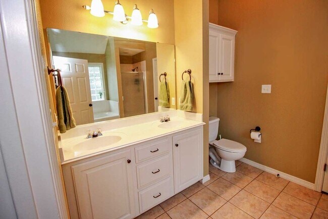 Building Photo - 8415 Lauren Dr