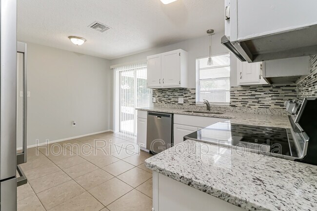 Building Photo - 27135 Thorncrest Ave