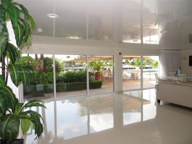 Building Photo - 220 Kings Point Dr