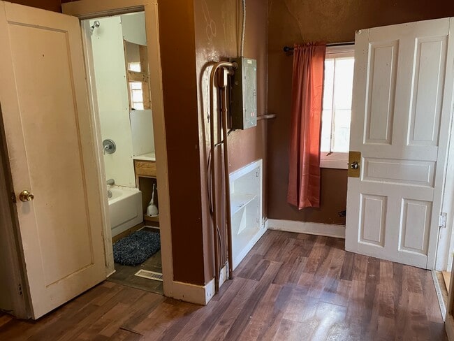 Building Photo - 731 E 5th St