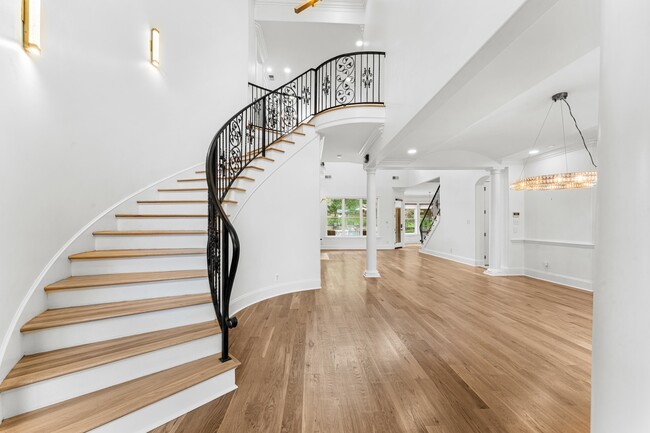 Building Photo - 375 Westbury Ln