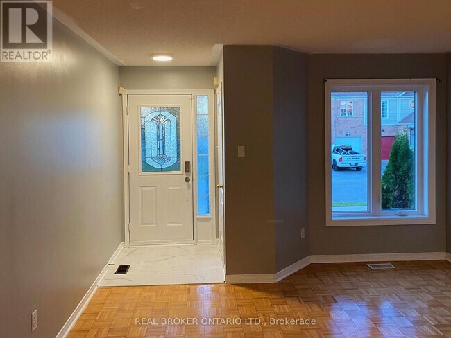 Photo du bâtiment - 80 Redfinch Way