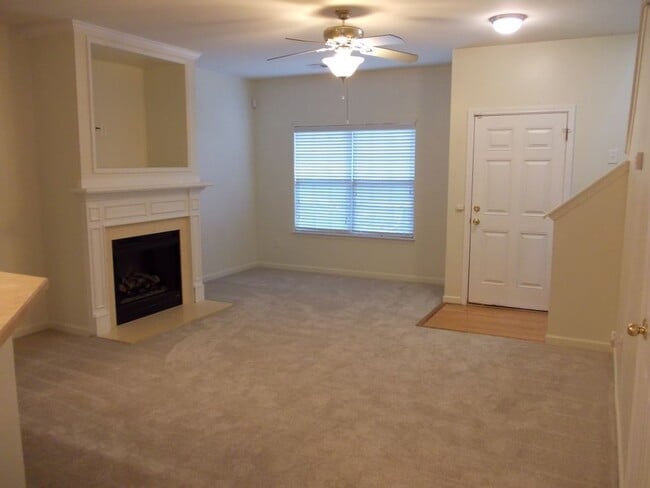 Foto del edificio - End Unit 2 story, 3 Bedroom Townhome near ...