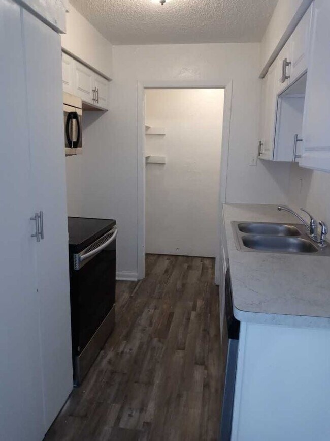 Foto del edificio - 1053 Western Hills Dr