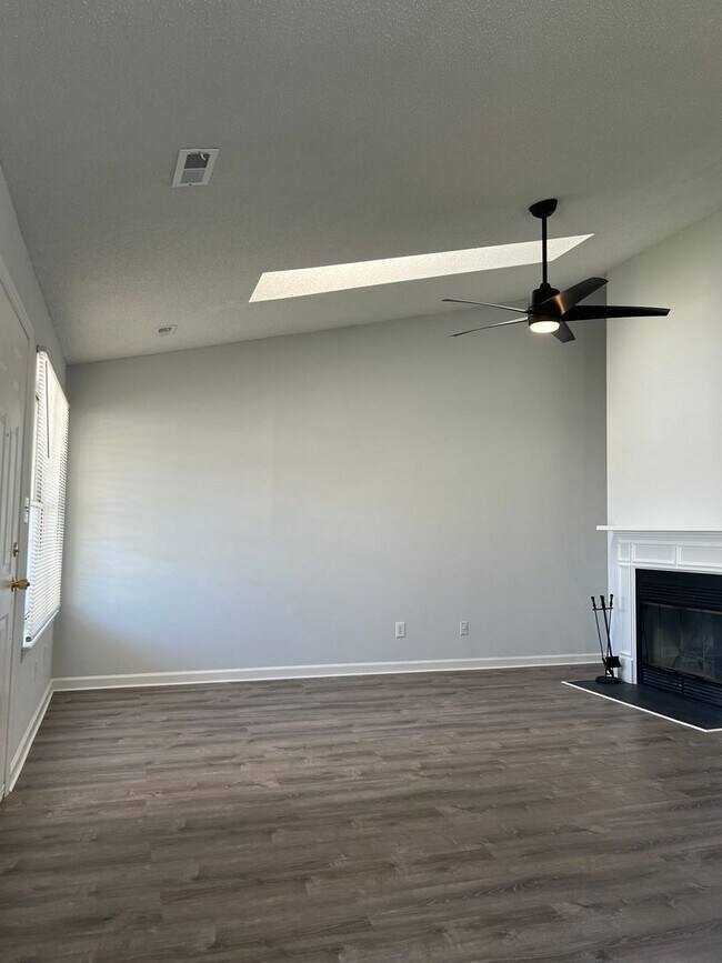 Building Photo - 233 B Lantana Lane