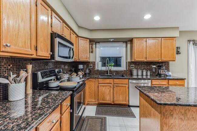 Foto del edificio - Fully Furnished 4 Bedroom 2.5 bathroom home in Bloomingdale