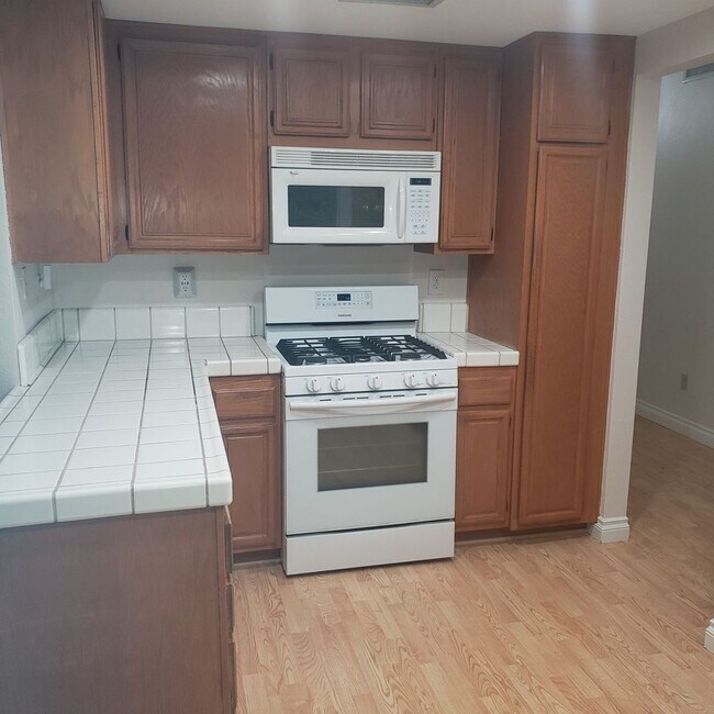 Foto del edificio - ELECTRICITY INCLUDED! 3bed 2.5 bath in But...