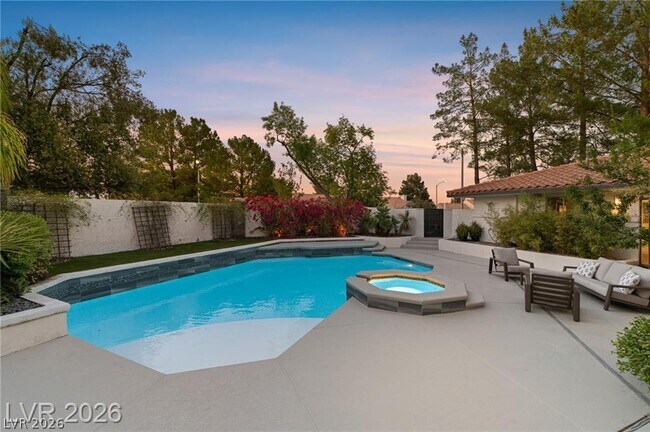 Foto del edificio - 2233 Versailles Ct