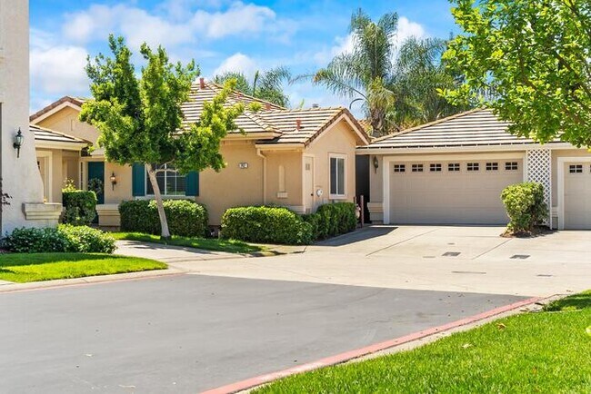 Foto del edificio - Beautiful 3 Bedroom 2 Bathroom in Gated Community of Folsom, CA!