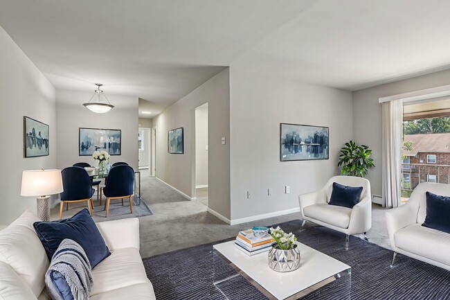 Living Dining Area - Hillside Pointe Apartments