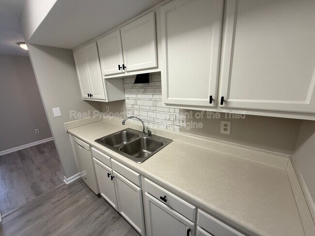 Foto del edificio - 2425 Tantelon Pl