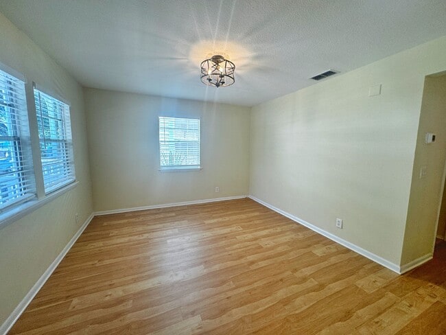 Building Photo - Newly remodeled Licolnville cottage in his...