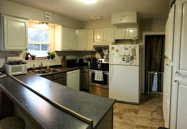 Kitchen - 5812 Navajo Cir