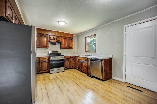 Building Photo - Freshly Updated 4 Bedroom House