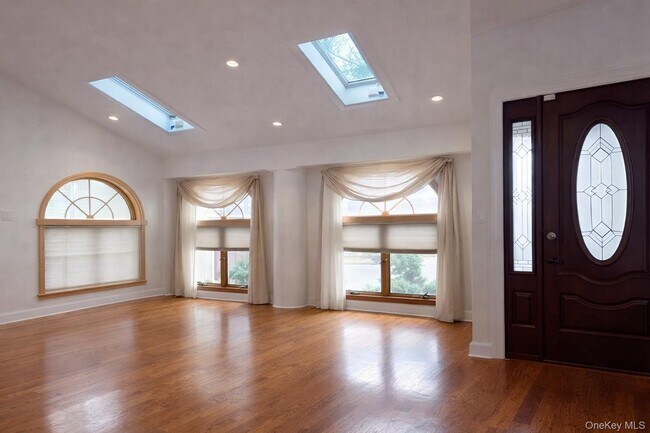 Foto del edificio - 45-44 Browvale Ln