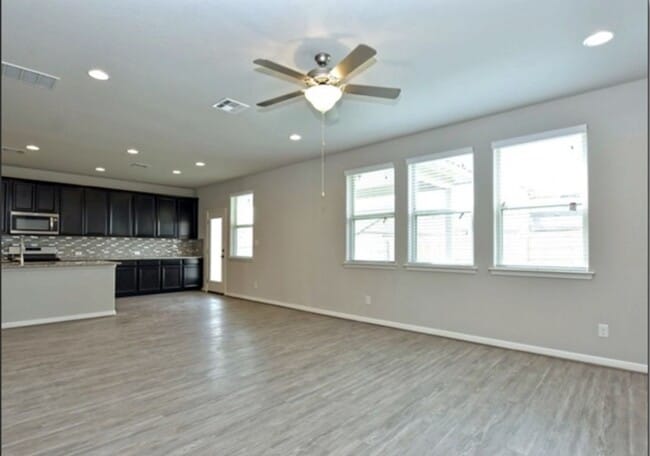 Foto del edificio - GORGEOUS 4BR 2.5 BATH WITH LOTS OF NEIGHBO...