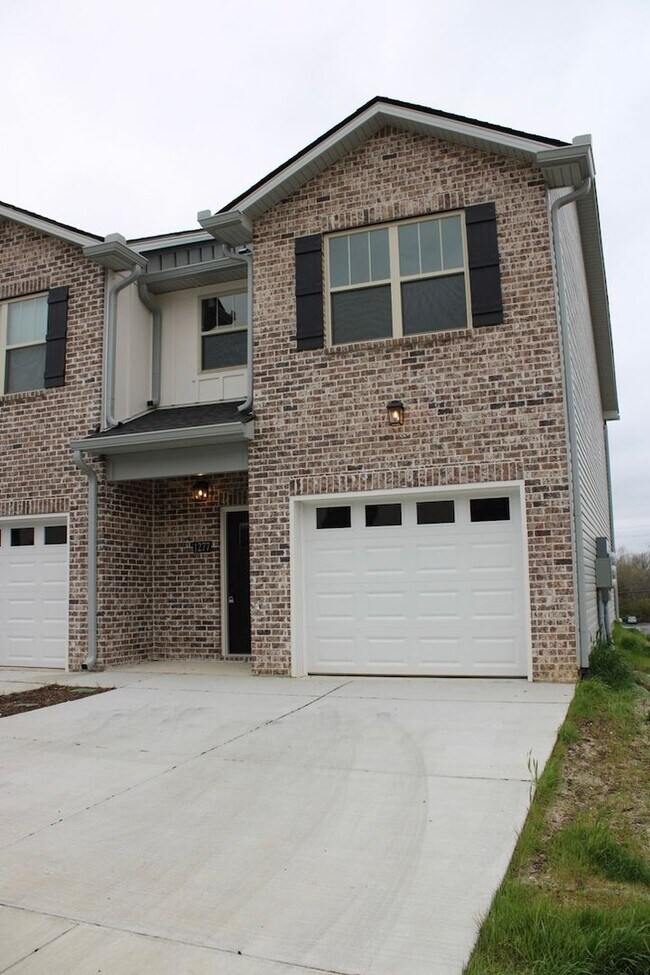 Building Photo - For Lease - 3 Bed, 2.5 Bath, 1524 Sqft Tow...