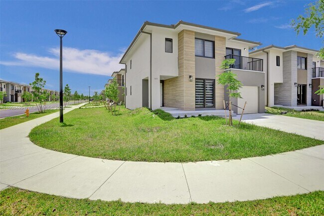 Building Photo - 103 NW 10th Pl