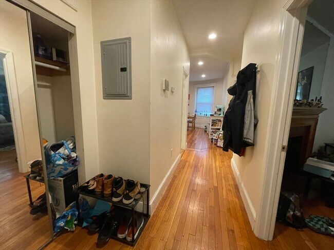 Building Photo - Brookline 4bed / 2bath no broker fee - $5500