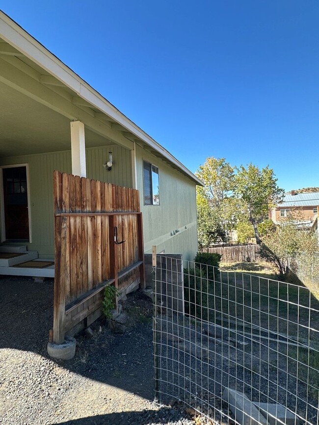 Building Photo - Lincoln Duplex