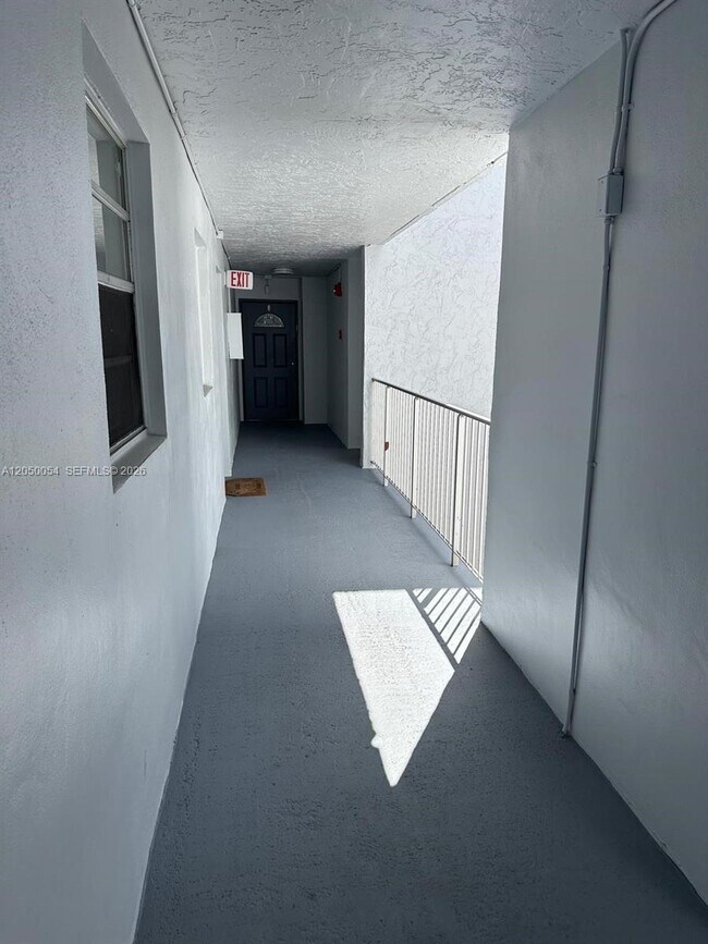 Foto del edificio - 9410 Live Oak Pl