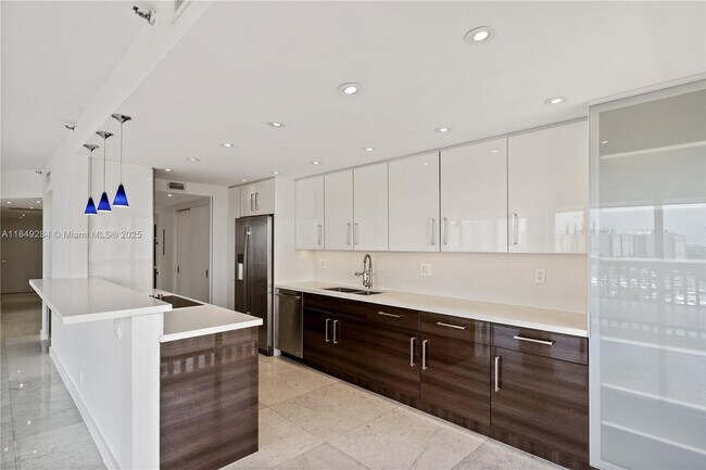 Foto del edificio - 19355 Turnberry Way