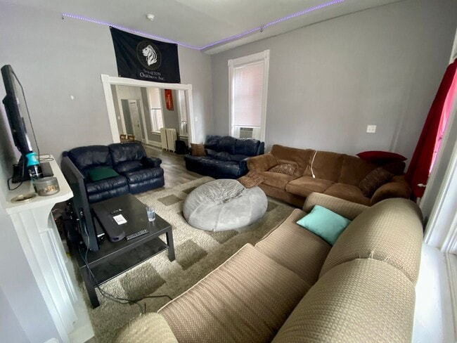 Building Photo - 7 bedroom/ 3bath Mins. from UC + Med Campu...