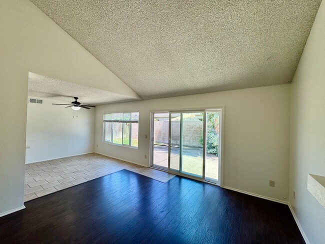Foto del edificio - Recently renovated 3 bedroom, 2 bath unit ...