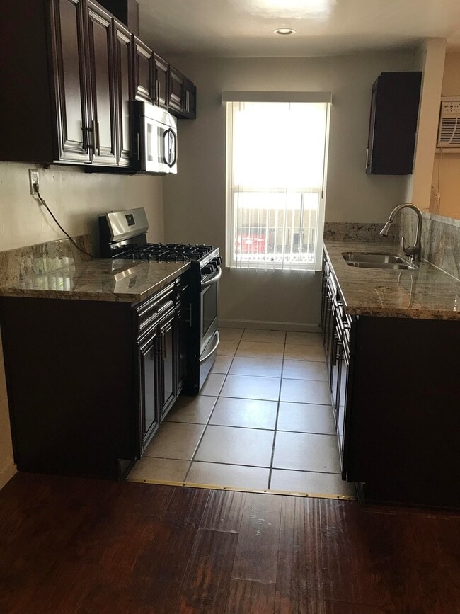 Interior Photo - Spacious Units available - Great Location! -- Hollywood