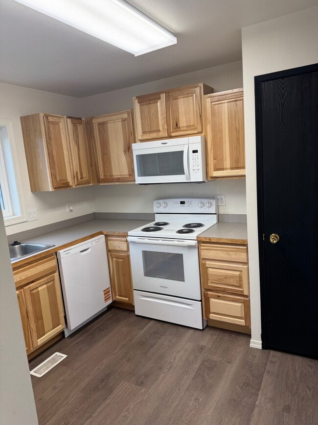 Building Photo - 655 Lund Ln