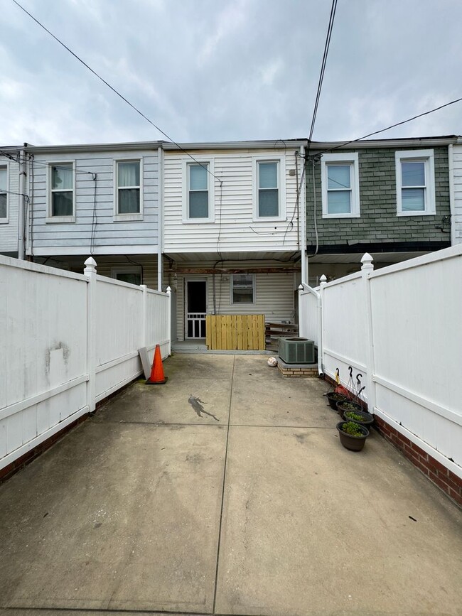 Building Photo - Charming 3 Bedroom/2.5 Bathroom Townhome in Greektown, MD!