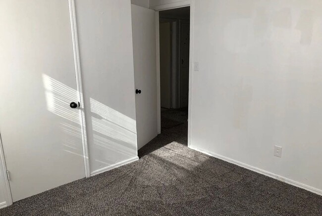 Building Photo - Spacious 4-bedroom, 1-bath home