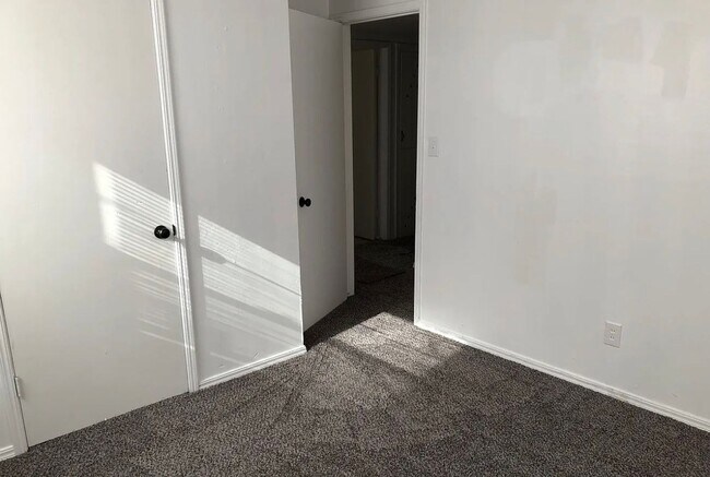 Foto del edificio - Spacious 4-bedroom, 1-bath home