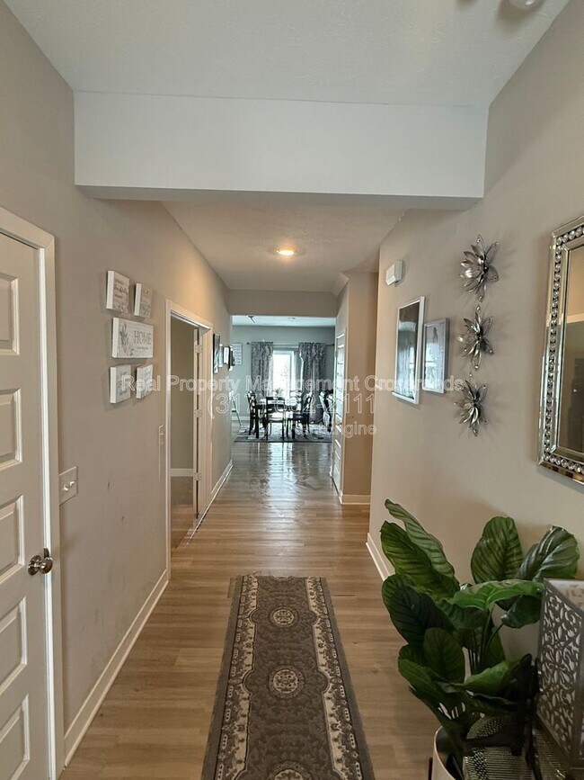 Building Photo - 8754 Laurelton Pl