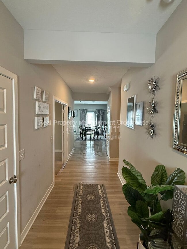 Foto del edificio - 8754 Laurelton Pl