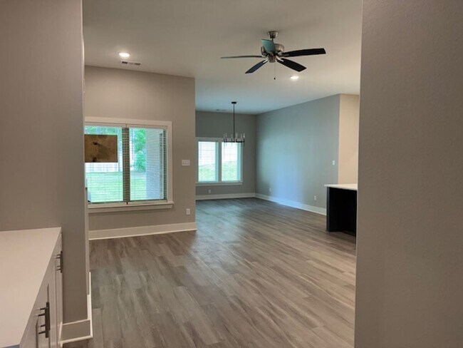 Foto del edificio - 5021 Springwood Cir