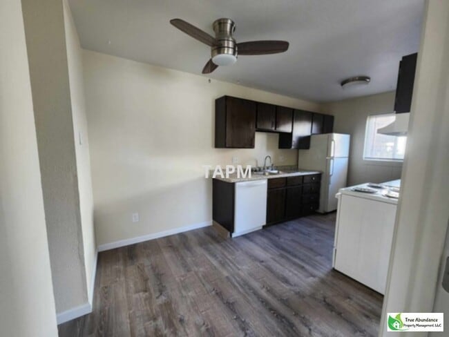 Building Photo - Homey three bedroom