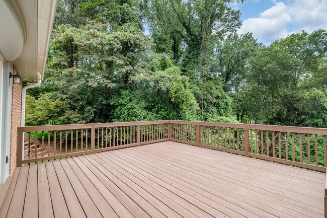 Foto del edificio - 6700 Woodstock Dr