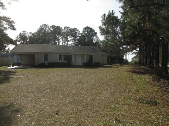 Foto del edificio - 3 Bedroom, 2 Bath home on a large lot with...