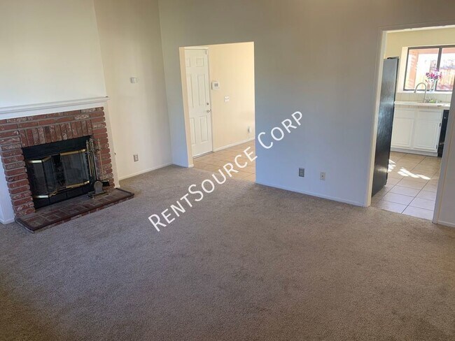 Building Photo - 3 Bedroom Pool Home for Rent in Palmdale