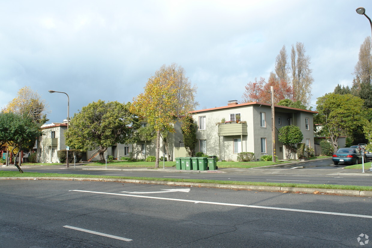 Building Photo - 1207-1233 University Ave