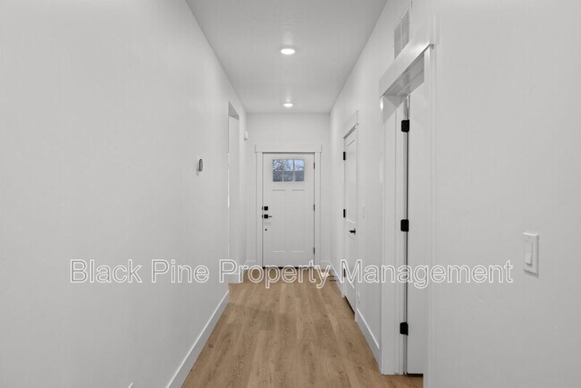 Building Photo - 4642 N Maple Grove Rd