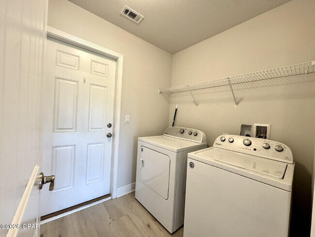 Building Photo - 3851 Redbud Wy