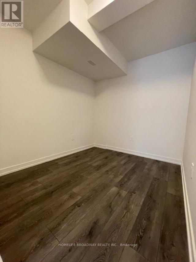 Photo du bâtiment - 1670 Victoria Park Ave