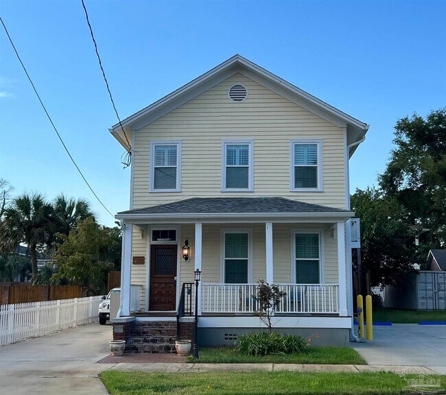 Foto del edificio - Beautifully renovated downstairs unit!