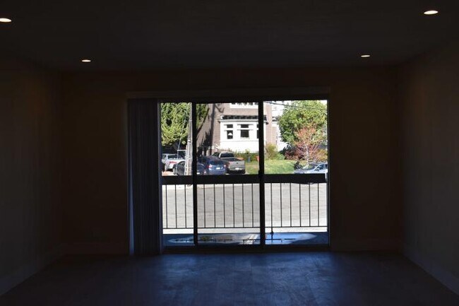 Building Photo - 2 bedroom in Oakland CA 94606