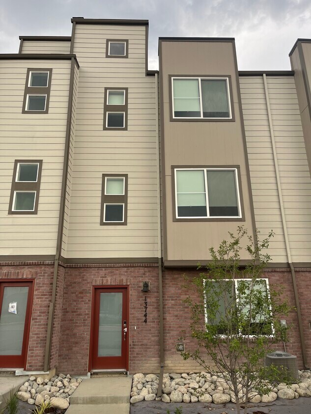 Townhome main entrance - 13744 Via Varra