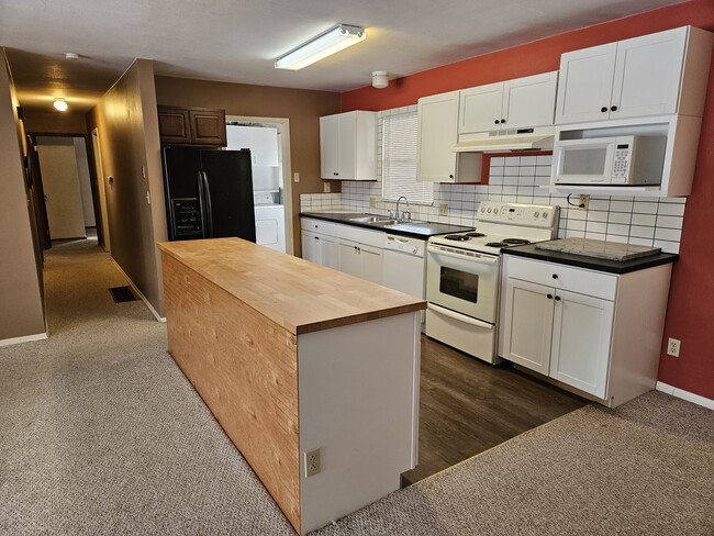 REnnovated kitchen, all appliances included - 1650 Chippewa Trl