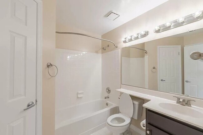 Building Photo - 1100 Quaker Hill Dr