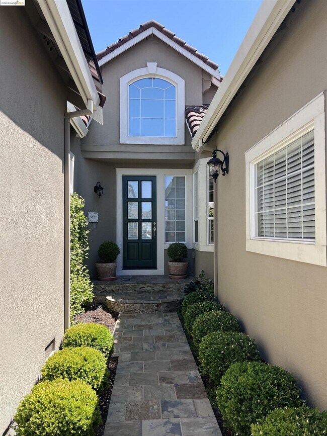 Building Photo - 108 Lasata Ct